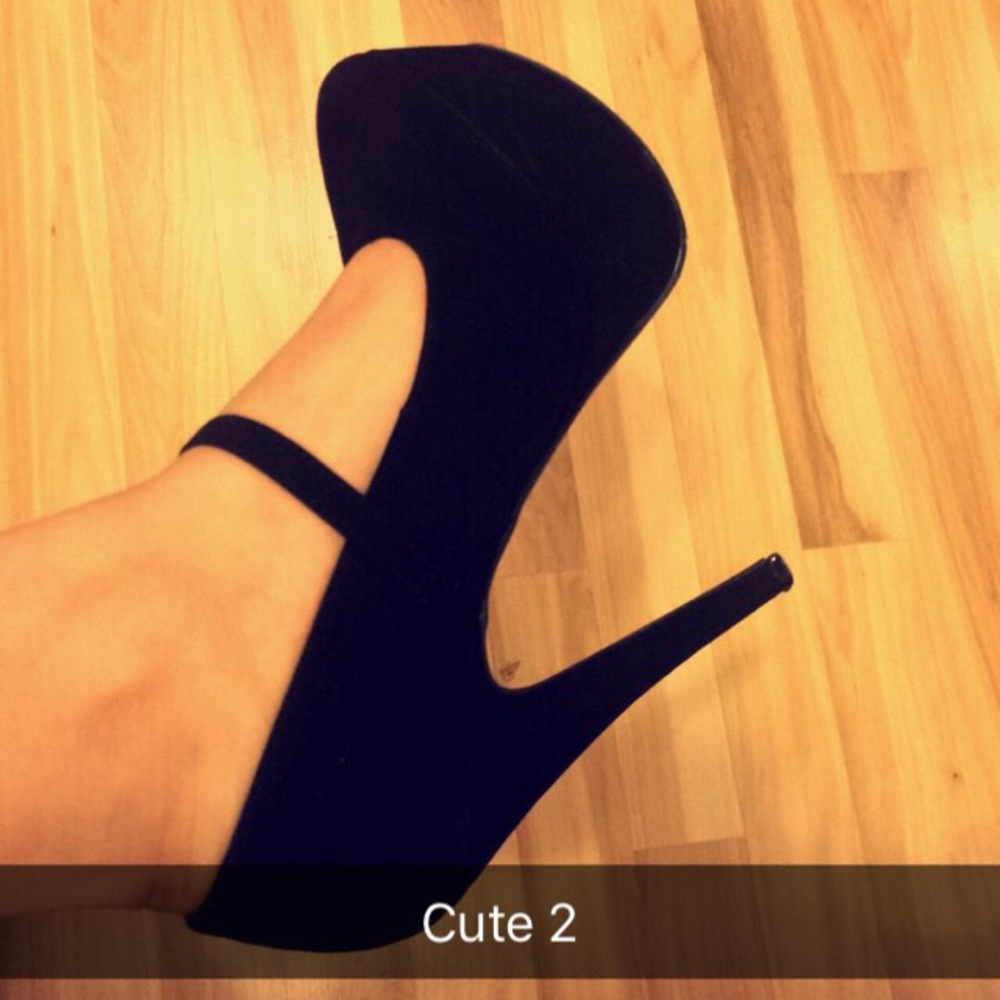 Black pumps